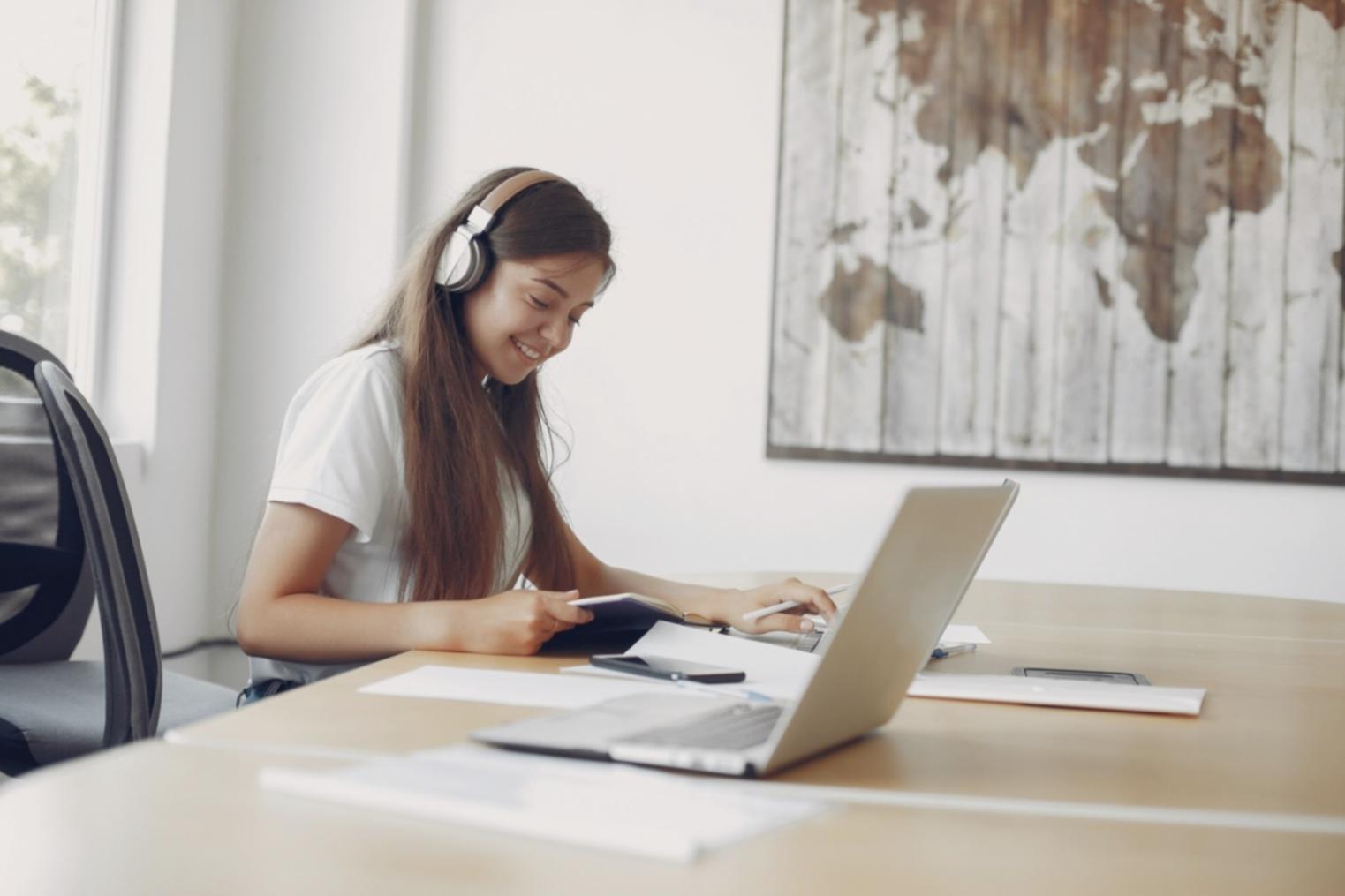 Professionelle Beratungssituation mit Fokus auf individuelle Lösungen