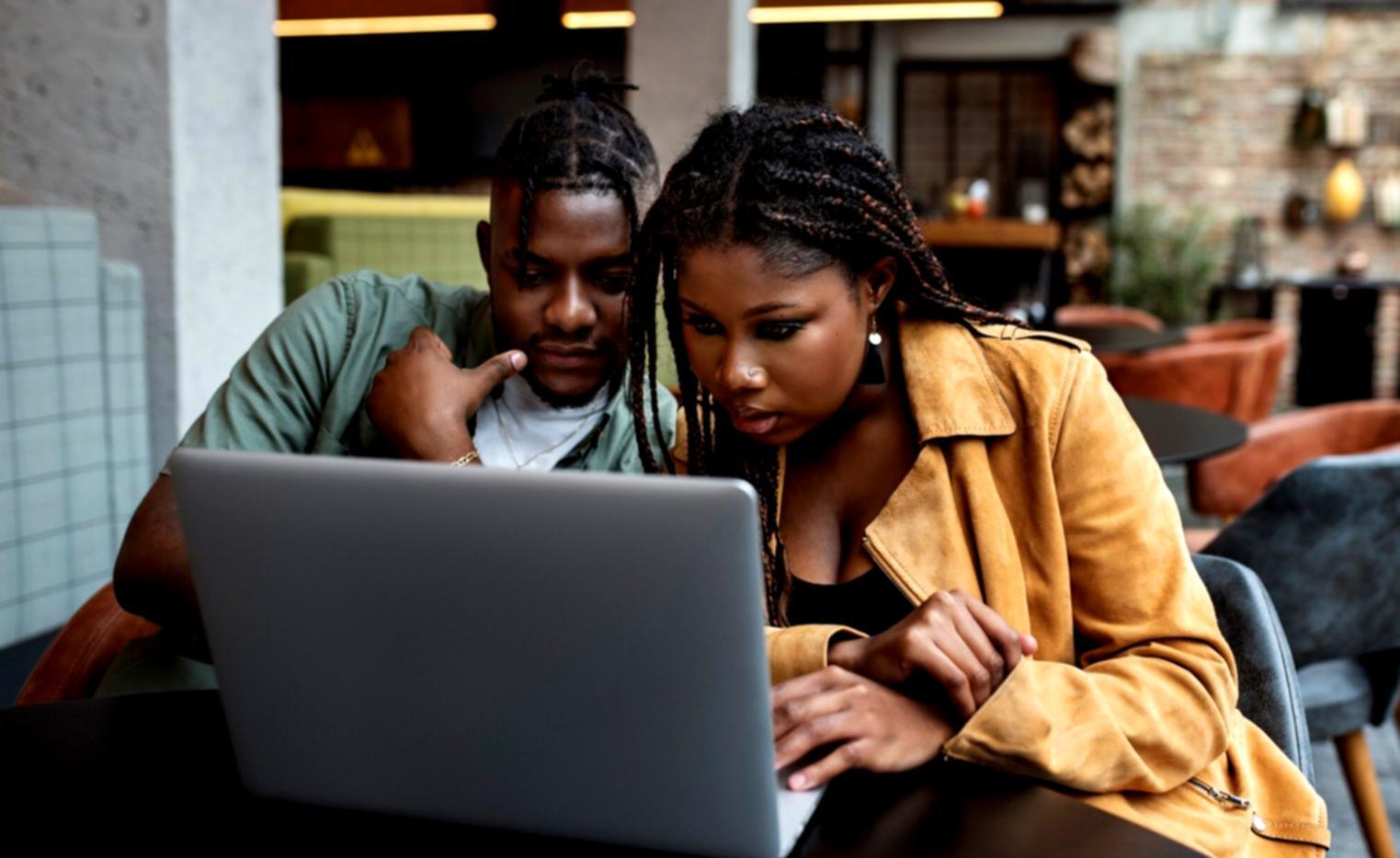 Komplexe Datenvisualisierung auf mehreren Bildschirmen